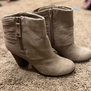 Steve Madden Taupe ankle boot in size 8. Excellent condition - no box